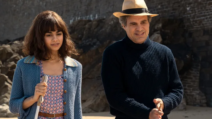 Aria Mia Loberti y Mark Ruffalo en La Luz que no Puedes Ver.