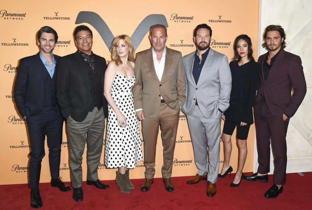 Wes Bentley, Gil Birmingham, Kelly Reilly, Kevin Costner, Cole Hauser, Kelsey Chow y Luke Grimes, cuando asistieron a la fiesta de estreno de la segunda temporada de “Yellowstone” de Paramount Network en Lombardi House el 30 de mayo de 2019 en Los Ángeles, California. Imasgen: Getty Images.