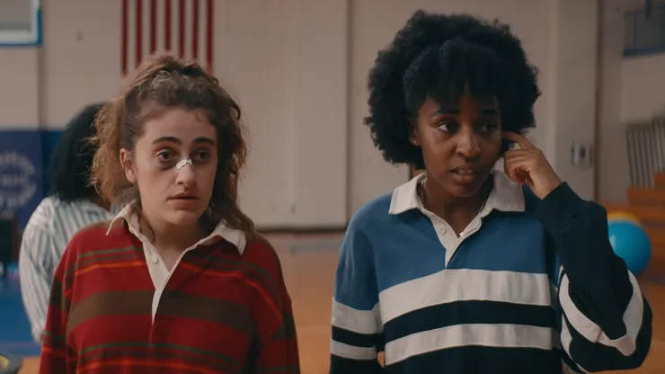 Rachel Sennott y Ayo Edebiri en Bottoms.