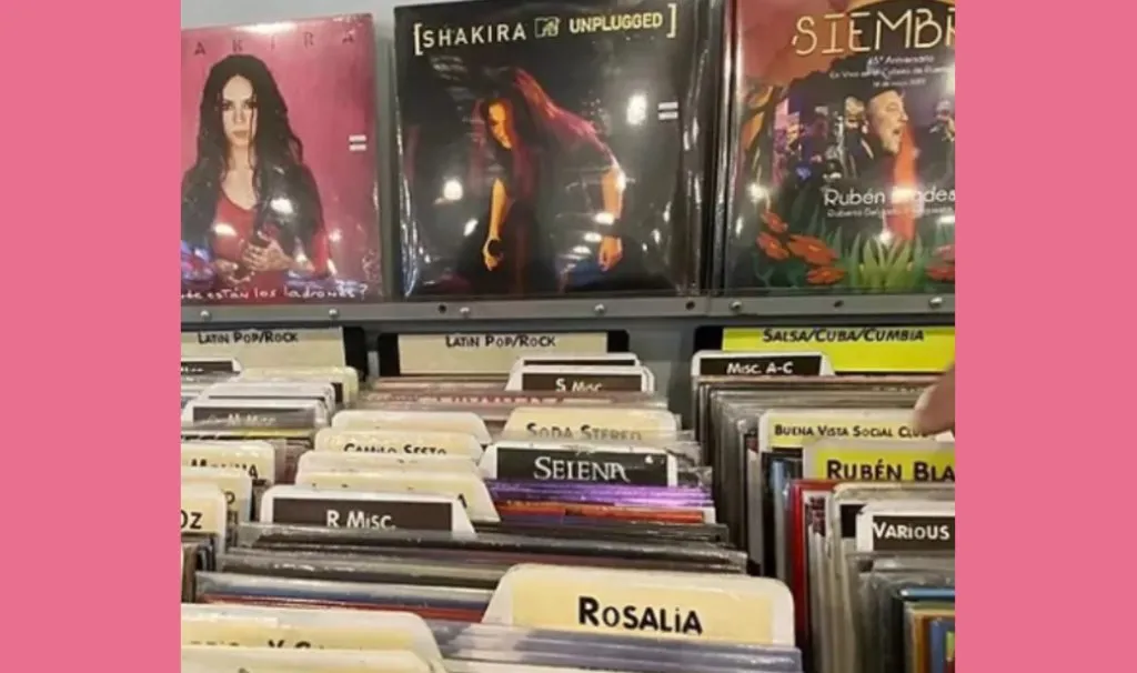 Rosalía publicó una imagen con los discos de Shakira&nbsp;(Instagram)