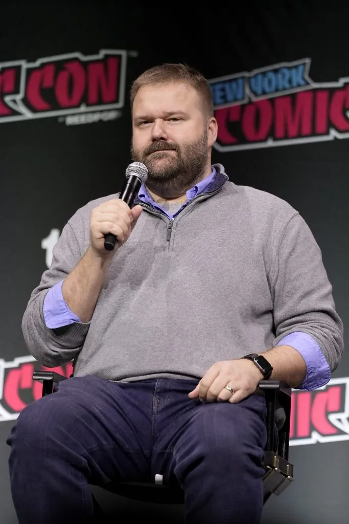 El escritor de comic Robert Kirkman en el escenario durante la presentación de la nueva temporada de Invincible. El autor es también el creador del comic The Walking Dead, que también se ha convertido en una franquicia en TV. Imagen: Getty Images.