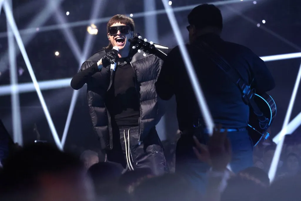 Peso Pluma, durante su presentación en los MTV VMA 2023. Imagen: Getty Images.