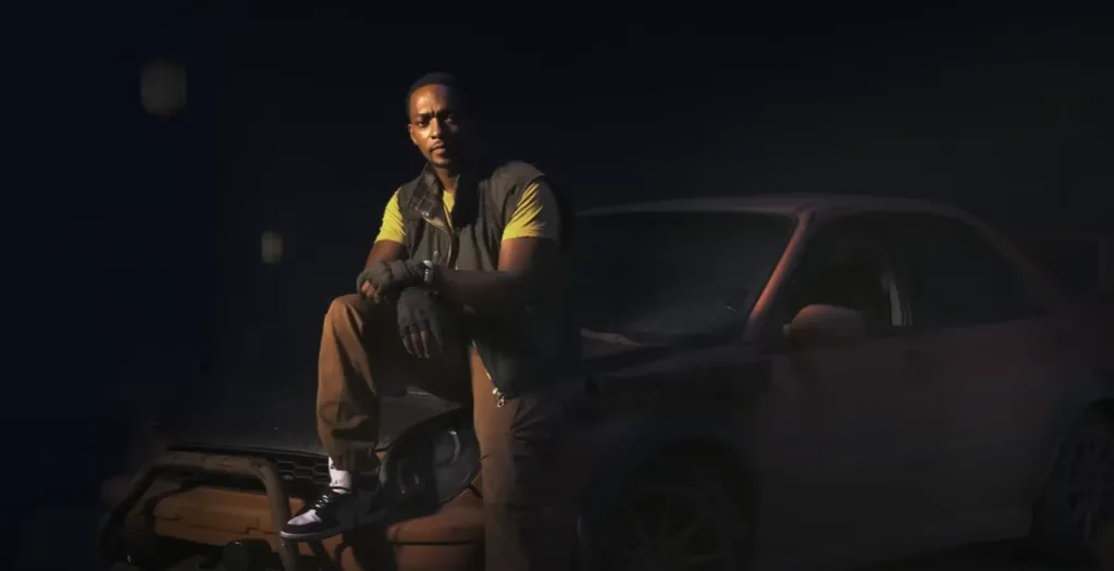 John Doe debe entregar un paquete que podría hacer que su vida cambie para siempre. Imagen: @sensacinetrailers.