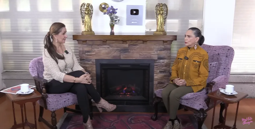 Matilde Obregón (izquierda) entrevistó a la actriz Ofelia Medina, quien señaló a Rubén Albarrán de maltratar a su sobrina. Imagen: @matilde_obregon.