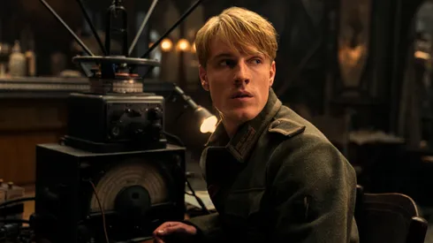 Louis Hoffman en una escena de La Luz que no Puedes Ver.