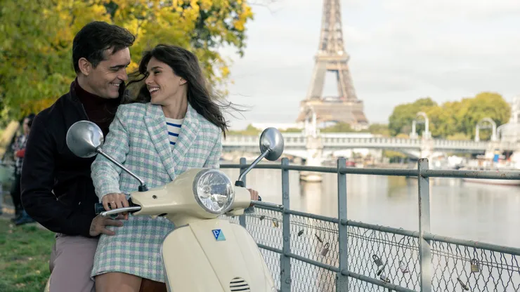 Pedro Alonso y Samantha Siqueiros protagonizan un romance en la serie de Netflix.