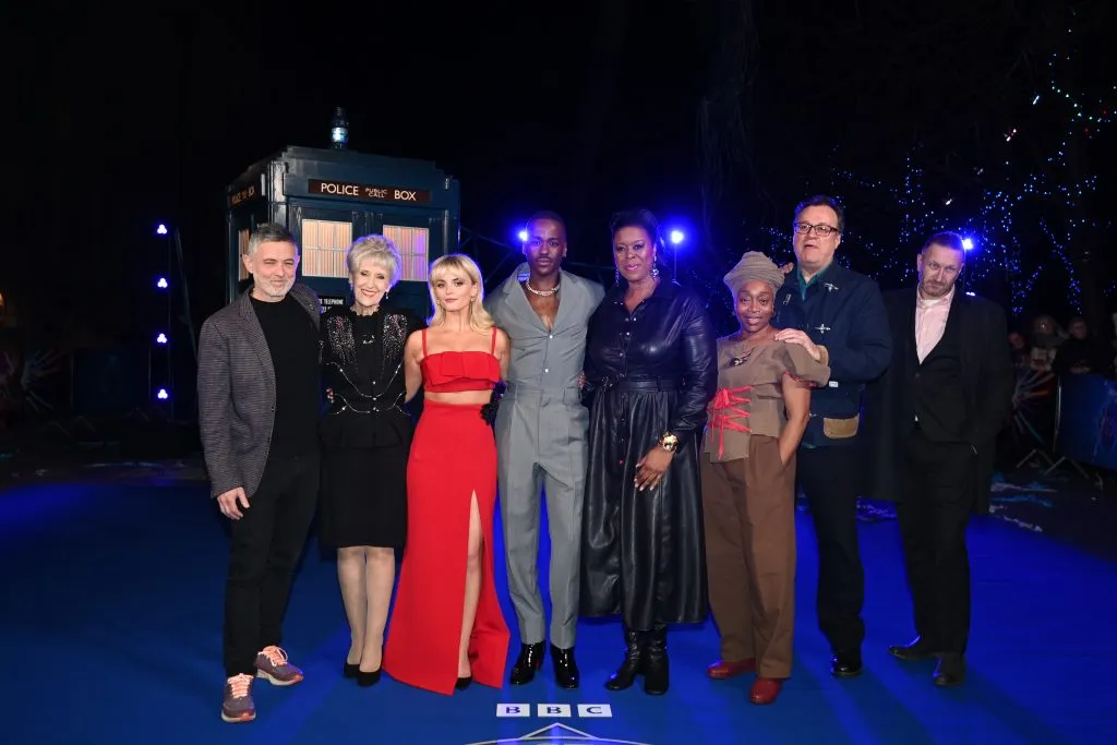 De izquierda a derecha: Alex Beaton, Anita Dobson, Millie Gibson, Ncuti Gatwa, Michelle Greenidge, Angela Winter, Russell T. Davies y Phil Collinson, cuando asistieron a ver cómo Ncuti Gatwa ilumina el London Eye, en homenaje a su nuevo papel principal en Doctor Who, en el London Eye el 11 de diciembre de 2023 en Londres, Inglaterra. Imagen: Getty Images.