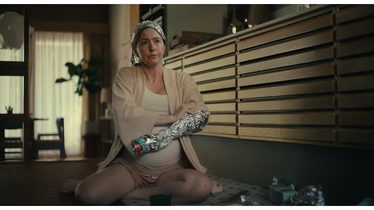 Sanna Sundqvist da vida a Sara en Thank You, I'm Sorry.