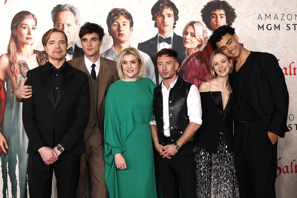 De izquierda a derecha: Paul Rhys, Jacob Elordi, Emerald Fennell, Barry Keoghan, Carey Mulligan y Archie Madekwe, asistiendo al estreno en Los Ángeles de Saltburn de MGM, en The Theatre at Ace Hotel el 14 de noviembre de 2023 en Los Ángeles, California. Imagen: Getty Images.