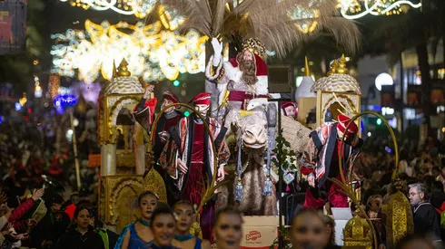 Llega la Cabalgata de Reyes de Alicante en España 2024.