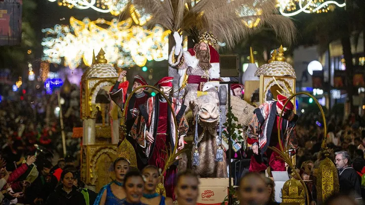 Llega la Cabalgata de Reyes de Alicante en España 2024.