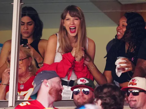 Taylor Swift llega con todo y Santa para apoyar a Travis Kelce
