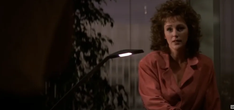 Bonnie Bedelia da vida a Holly, la esposa de John. @RottenTomatoesCLASSICTRAILERS.
