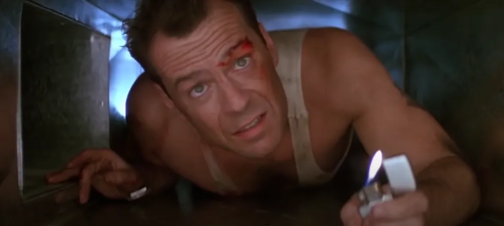 Bruce Willis es un policía que solo quiere ir a casa con su familia a pasar la Navidad. Imagen: @RottenTomatoesCLASSICTRAILERS.