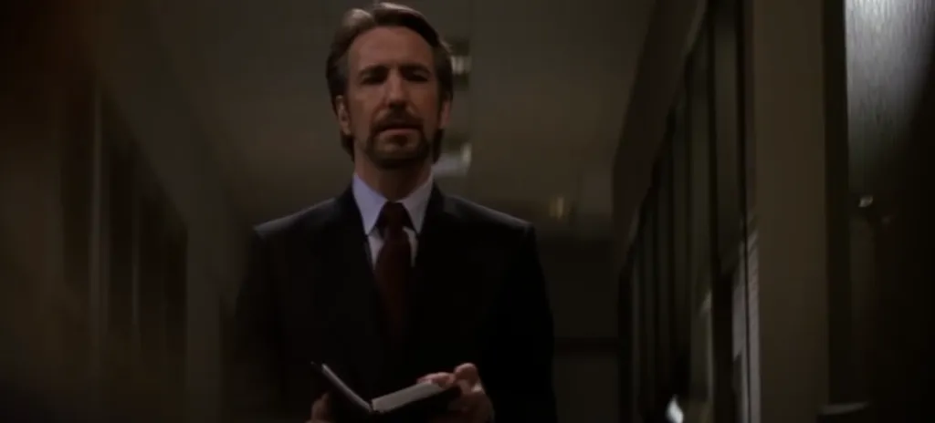Alan Rickman da vida a Hans Gruber, el líder de los terroristas. Imagen: @RottenTomatoesCLASSICTRAILERS.