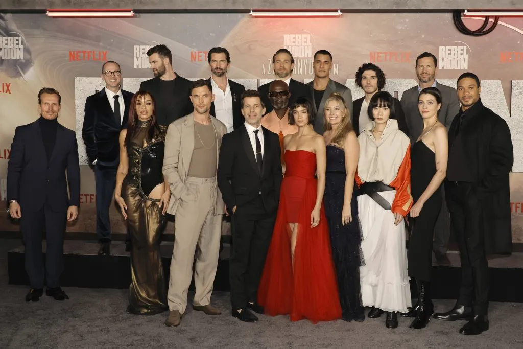 De izquierda a derecha: Tomm Voss, Wesley Coller, Cleopatra Coleman, Stuart Martin, Ed Skrein, Michiel Huisman, Zack Snyder, Djimon Hounsou, Charlie Hunnam, Sofia Boutella, Staz Nair, Deborah Snyder, Fra Fee, Bae Doona, Eric Newman, E. Duffy y Ray Fisher, cuando asistieron al estreno de Netflix de Rebel Moon – Parte 1: La Niña del Fuego, en Los Ángeles en el TCL Chinese Theatre, el pasado 13 de diciembre de 2023 en Hollywood, California. Imagen: Getty Images.