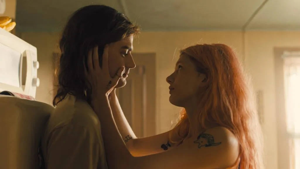 Joe Keery y Camila Morrone en la película Marmalade. (IMDb)