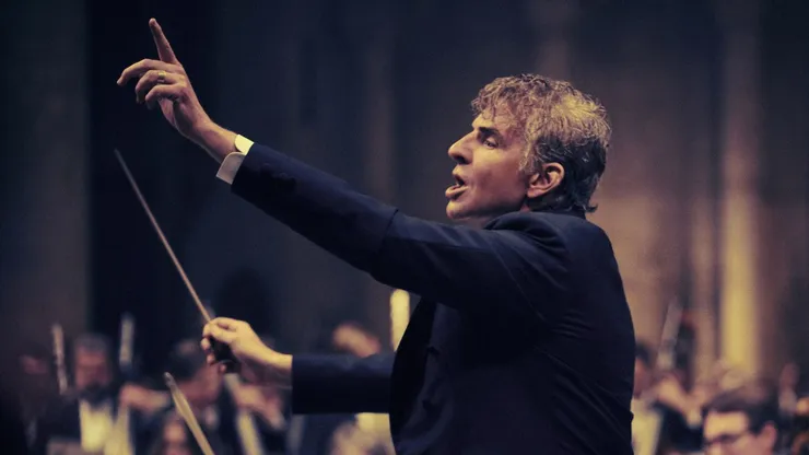 Bradley Cooper como Leonard Bernstein en Maestro, de Netflix.