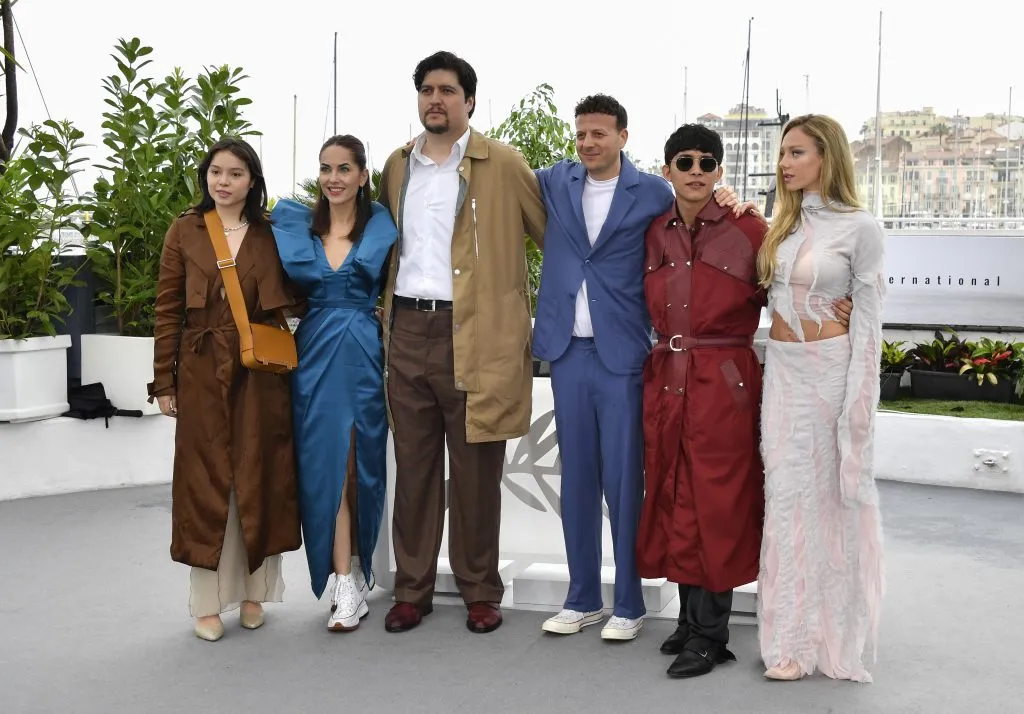De izquierda a derecha: Mafer Osio, Bárbara Mori, Fernando Bonilla, Amat Escalante, Juan Daniel García Treviño y Ester Expósito, en la presentación de Perdidos en la noche en el Festival de Cine de Cannes. Imagen: Getty Images.