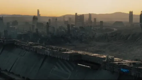 La película nos muestra un futuro desolado en el que la inteligencia artificial ha tomado el control.
