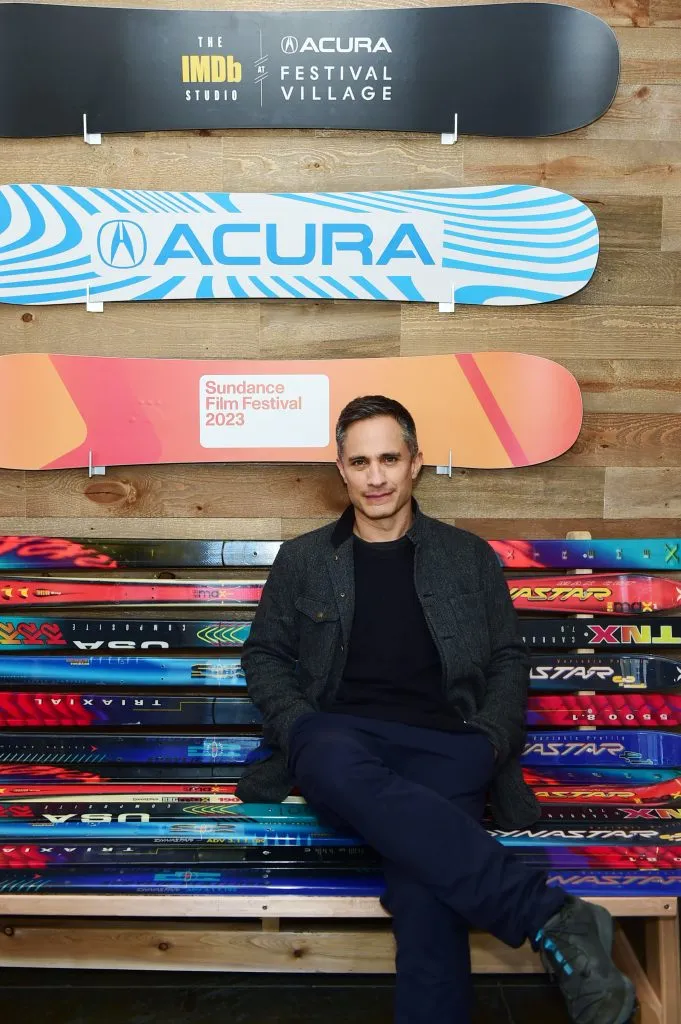 Gael García interpreta en Viejos a un padre, que se siente responsable por todo lo que le ocurre a su familia. Imagen: Getty Images.