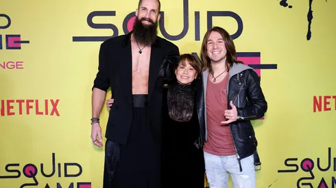 Sam Wells, Mai Whelan, y Phill Cain posan en un evento de Netflix en Nueva York.