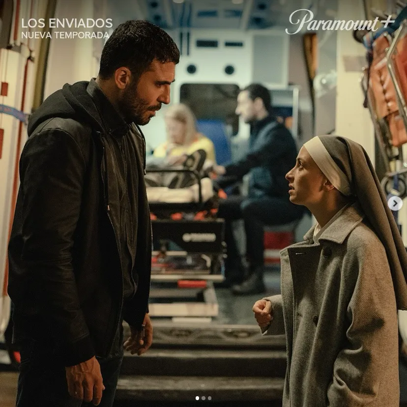 El padre Antequera y la hermana Emilia, en una escena de Los Enviados. Imagen: @assiraabbate.