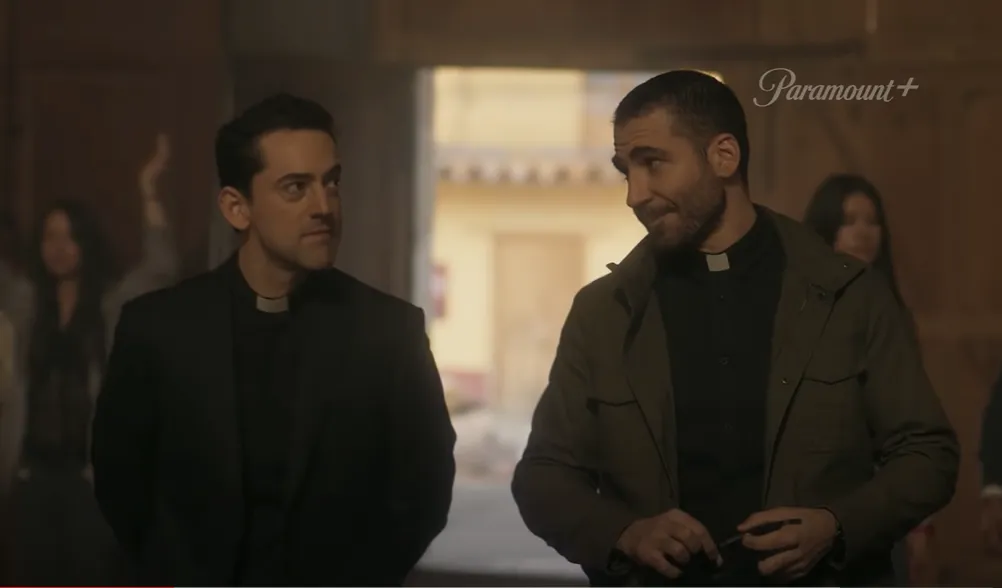 El padre Salinas (Luis Gerardo Méndez) y el padre Antequera (Miguel Ángel Silvestre) te llevarán de la mano por los misterios más oscuros. Imagen: @paramountplusmx.
