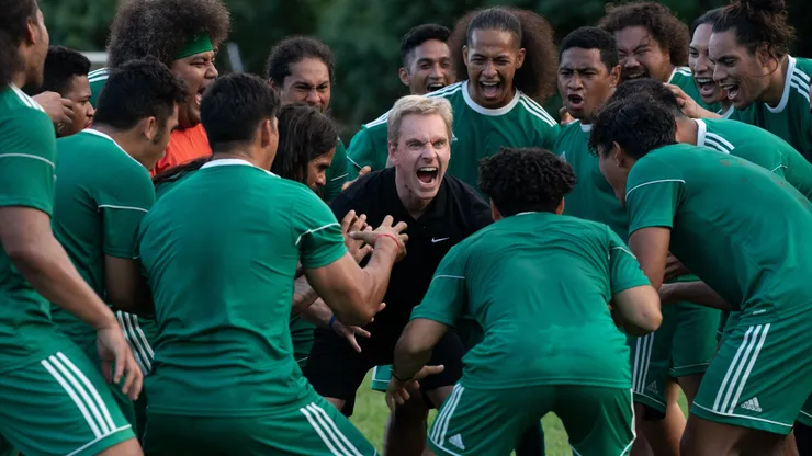 Michael Fassbender y el elenco de Gol Gana, la nueva película de Taika Waititi.