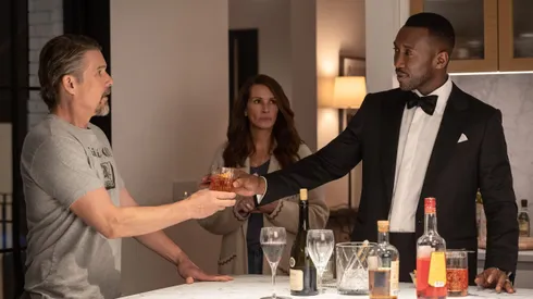 Ethan Hawke, Julia Roberts y Mahershala Ali protagonizan uno de los proyectos que llegan.