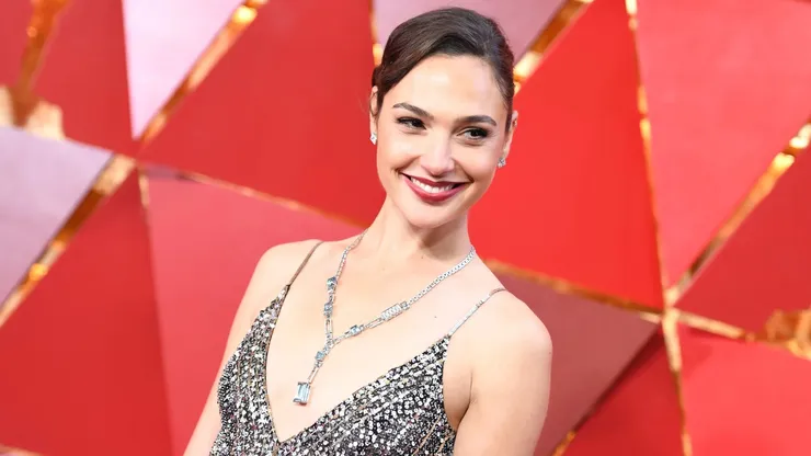 Gal Gadot en la alfombra roja de los Oscar.