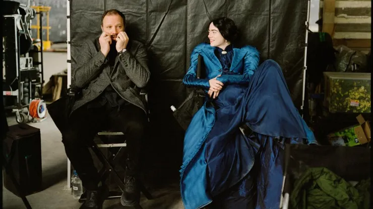 Yorgos Lanthimos y Emma Stone en el set de Pobres Criaturas.