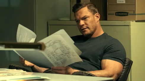 Alan Ritchson es Reacher, en la serie de Prime Video.