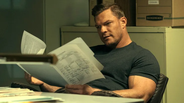 Alan Ritchson es Reacher, en la serie de Prime Video.