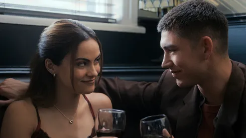 Camila Mendes y Archie Renaux en Upgraded, la nueva comedia romántica de Prime Video.