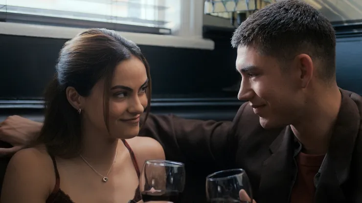 Camila Mendes y Archie Renaux en Upgraded, la nueva comedia romántica de Prime Video.
