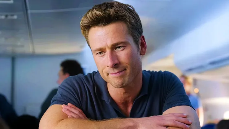 Glen Powell como Ben en Con Todos Menos Contigo.