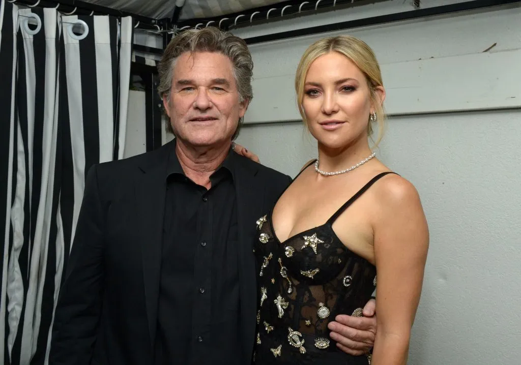 Kurt Russell y Kate Hudson posan para los fotógrafos durante el estreno de la cinta. Imagen: Getty Images.
