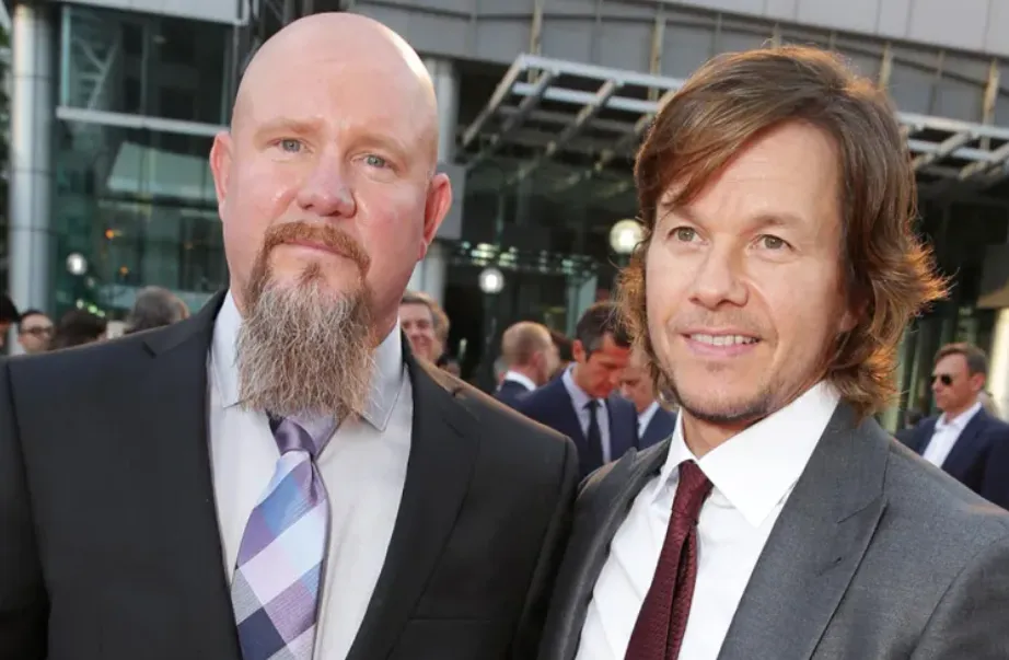 Mike Williams posa con Mark Wahlberg durante el estreno de Horizonte Profundo. Imagen: Movie/Network.