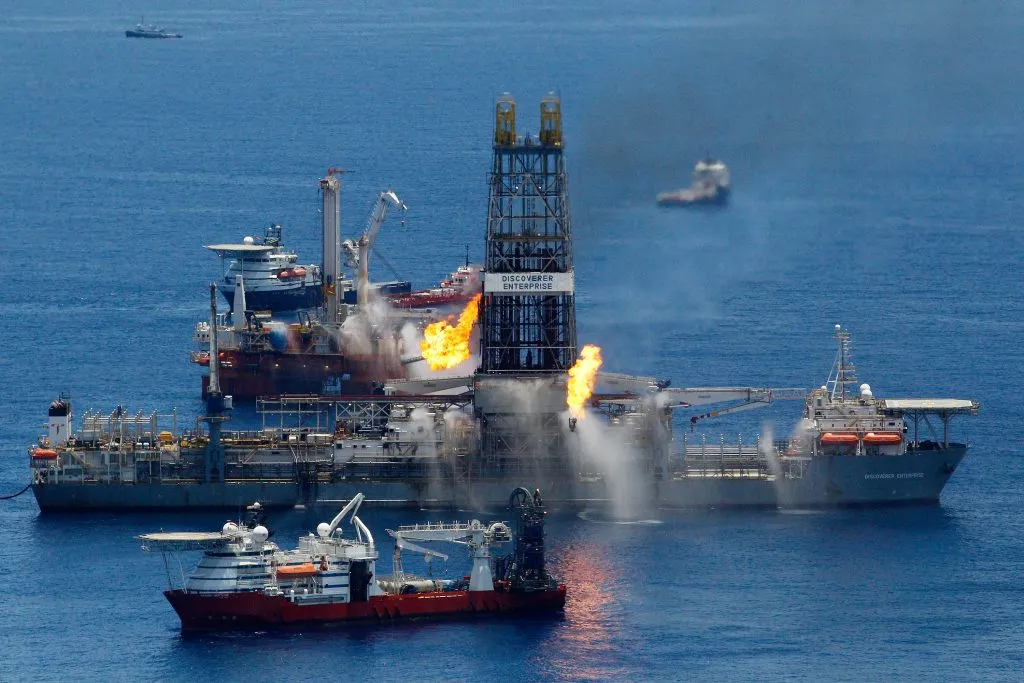 Imagen real del buque de perforación Transocean Discoverer Enterprise, que quema el gas recogido en el vertido de petróleo de BP, Deepwater Horizon en el Golfo de México, frente a la costa de Luisiana, el 25 de junio de 2010. Imagen: Getty Images.