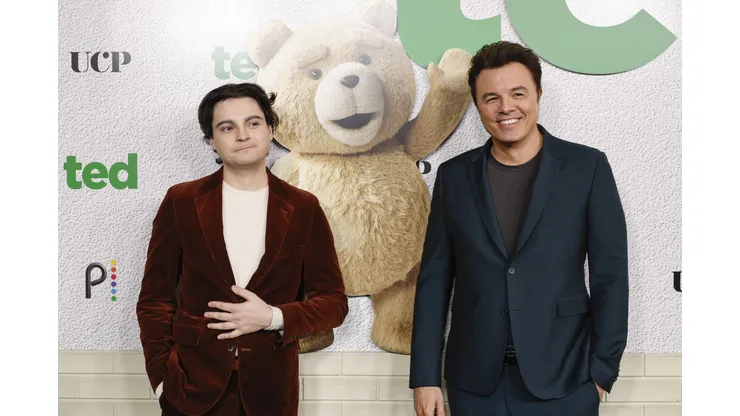 Max Burkholder y Seth MacFarlane serán los protagonistas de la serie de Ted.