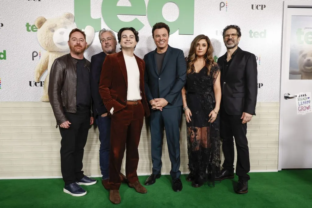 De izquierda a derecha: Scott Grimes, Paul Corrigan, Max Burkholder, Seth MacFarlane, Giorgia Whigham y Brad Walsh, asisten al estreno de Ted de Peacock, en The Grove, el 10 de enero de 2024 en Los Ángeles, California. Imagen: Getty Images.