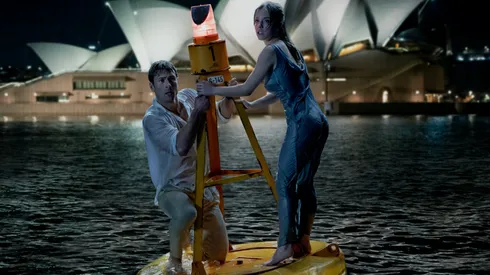 Glen Powell y Sidney Sweeney se convirten en una pareja protagonista irresistible para ver en pantalla, en Con Todos Menos Contigo.