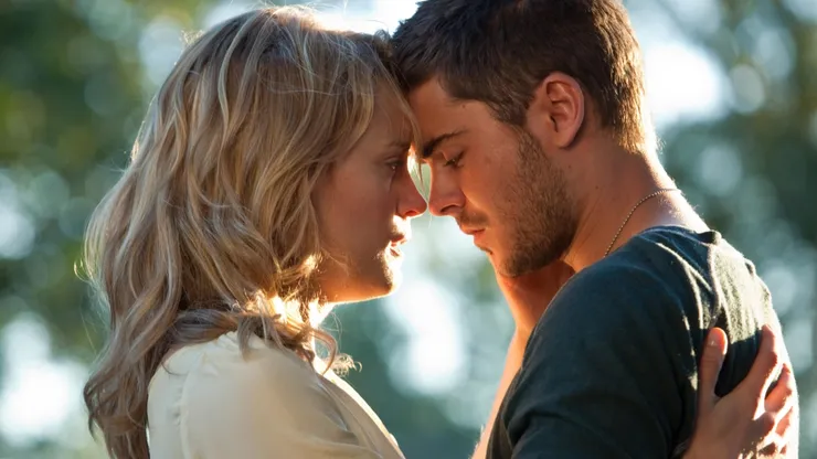 Taylor Schilling y Zac Efron en la película que la está rompiendo en HBO Max México.