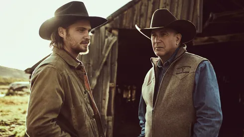 Luke Grimes y Kevin Costner, los protagonistas de Yellowstone.