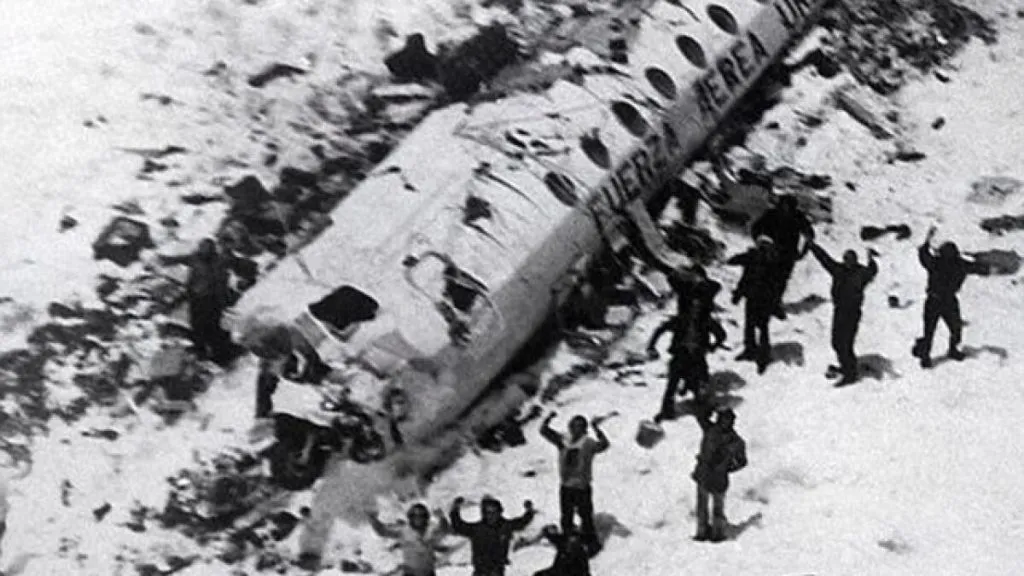 Carlitos Páez narra que esta fotografía quedó registrada como una de las más importantes del siglo XX e ilustra el momento en el que los sobrevivientes fueron encontrados. Imagen: Los Angeles Times.