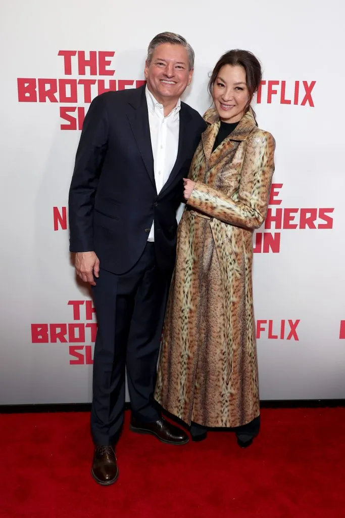 Ted Sarandos, el codirector ejecutivo de Netflix posa junto a la estrella de Los Hermanos Sun, Michelle Yeoh, en la premier de Los Hermanos Sun en Los Ángeles, California. Imagen: Getty Images.