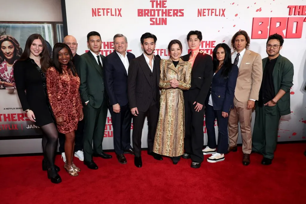 De izquierda a derecha: Nne Ebong, Peter Friedlander, Byron Wu, Ted Sarandos, Justin Chien, Michelle Yeoh, Sam Song Li, Bela Bajaria, Brad Falchuk y Kevin Tancharoen, asisten al estreno en Los Ángeles de Los Hermanos Sun de Netflix, en el Netflix Tudum Theater, el 04 de enero de 2024 en Los Ángeles, California. Imagen: Getty Images.