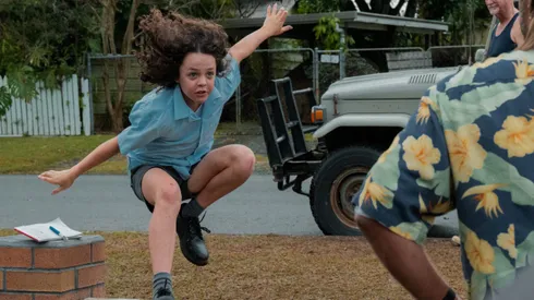 Felix Cameron interpreta a Eli Bell en la serie.