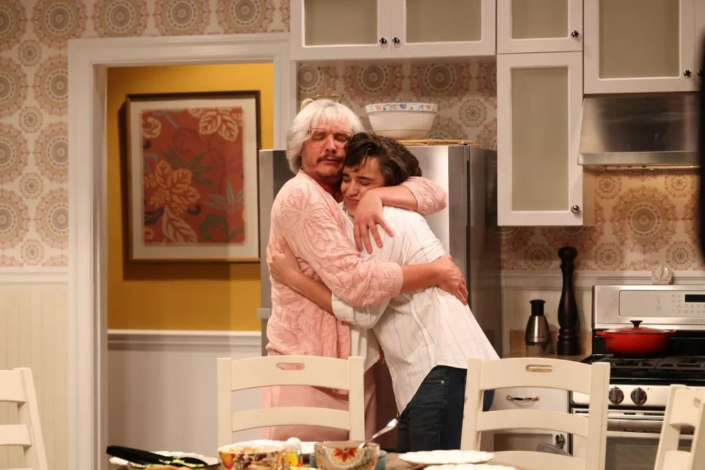 Abrazo a Pedro Pascal, en el sketch de la madre sobreprotectora. (IMDb)